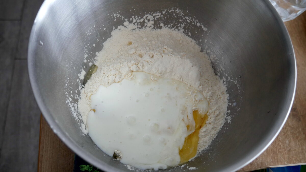 Мука, разрыхлитель, яйца, кефир, соль.
