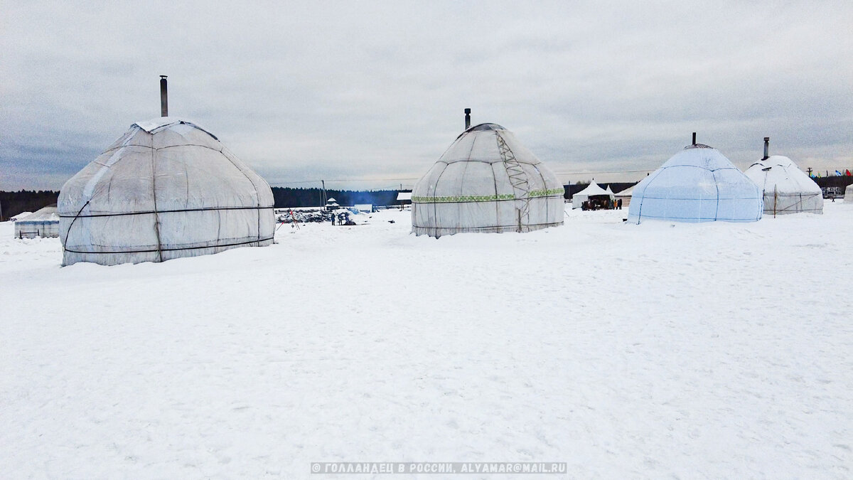 Не спрашивайте меня, это юрты или яранги или что-то ещё. Мне было сложно помнить, и я забыл :) Фото: из личного архива