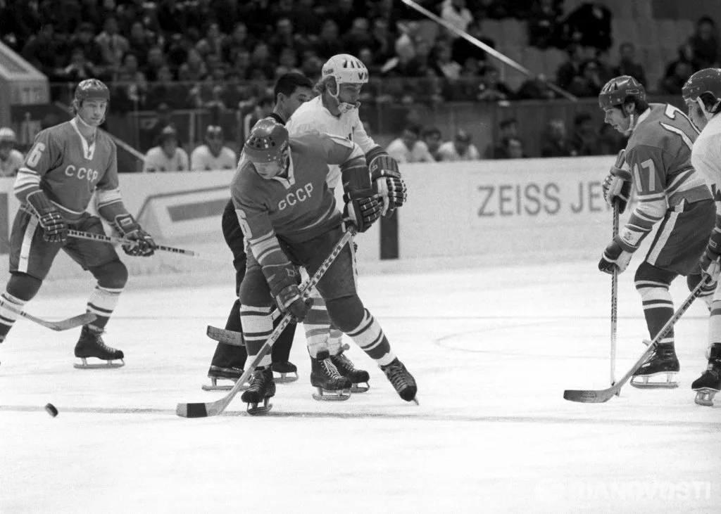 Владимир Петров играет клюшкой "Лужники".