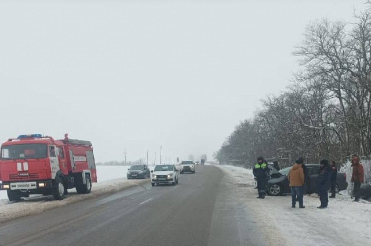    Три человека пострадали на донской трассе в лобовой аварии из-за обгона