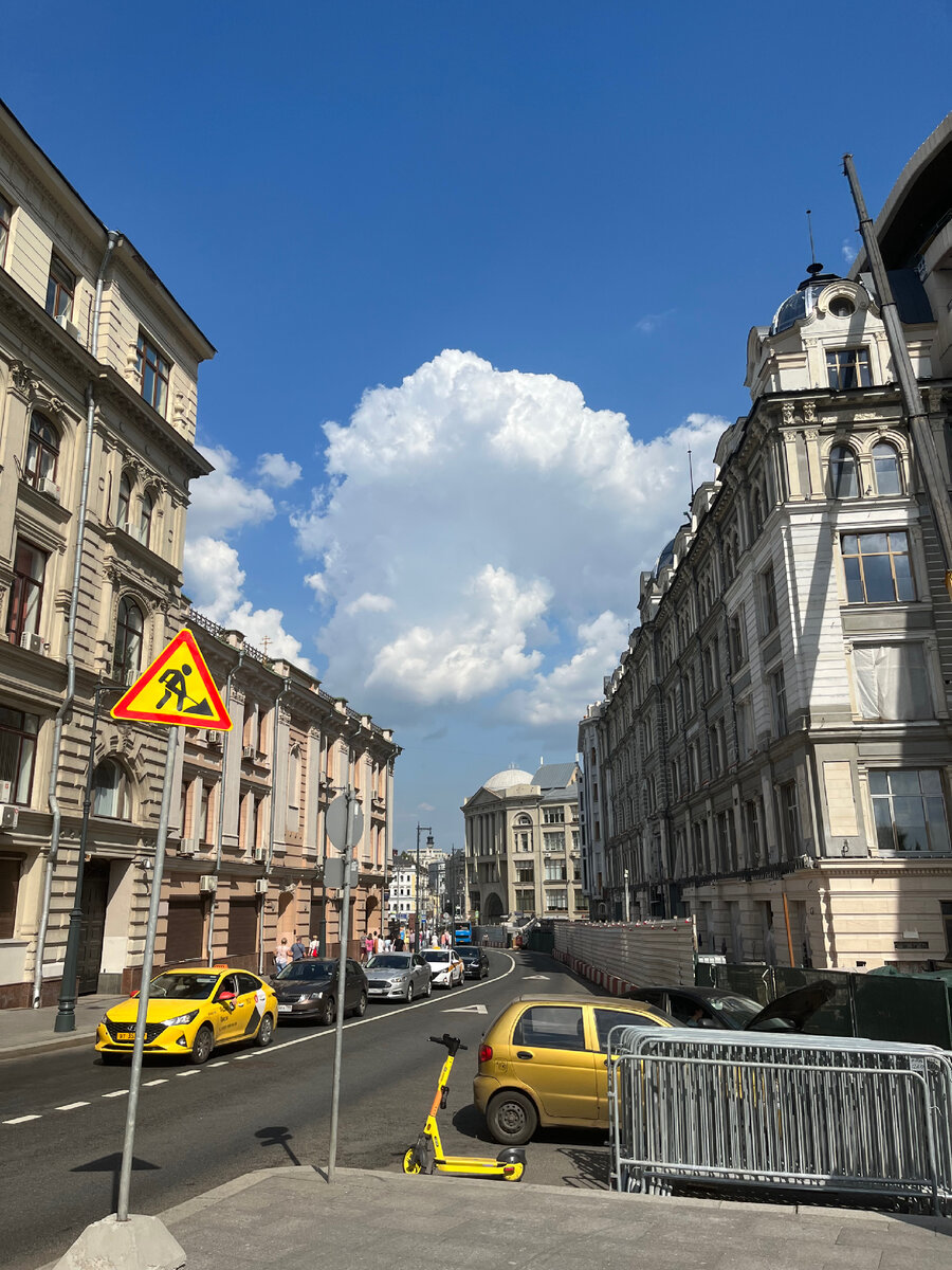 Это улица Варварка. А видите синий московский автобус вдалеке? В той стороне как раз выход из метро, до входа в парк останется пройди буквально метров двести