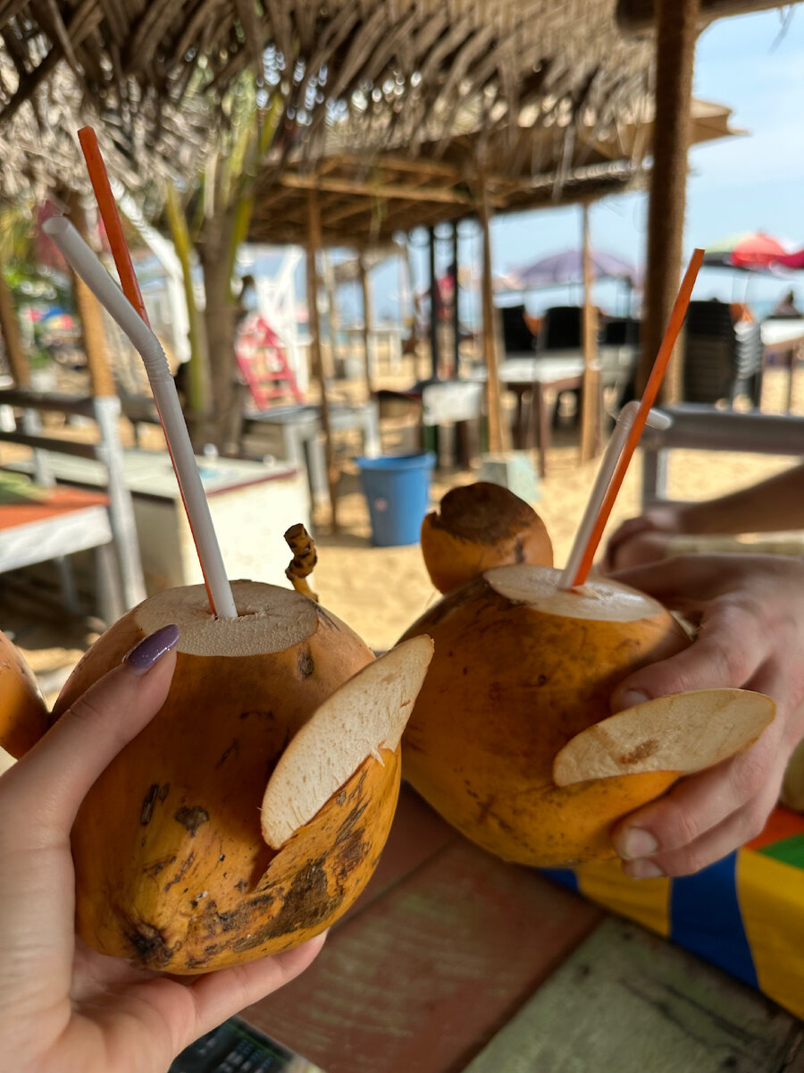 В кафе на берегу к