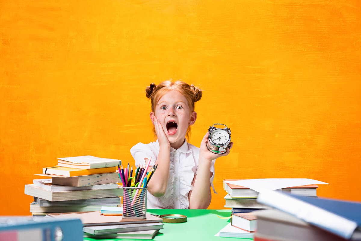 <a href="https://ru.freepik.com/free-photo/teen-girl-with-lot-of-books_9368061.htm#page=5&query=%D0%BF%D0%B5%D1%80%D0%B2%D0%BE%D0%BA%D0%BB%D0%B0%D1%81%D1%81%D0%BD%D0%B8%D0%BA%D0%B8%20%D1%81%20%D0%B1%D1%83%D0%B4%D0%B8%D0%BB%D1%8C%D0%BD%D0%B8%D0%BA%D0%BE%D0%BC&position=10&from_view=search&track=ais">Изображение от master1305</a> на Freepik