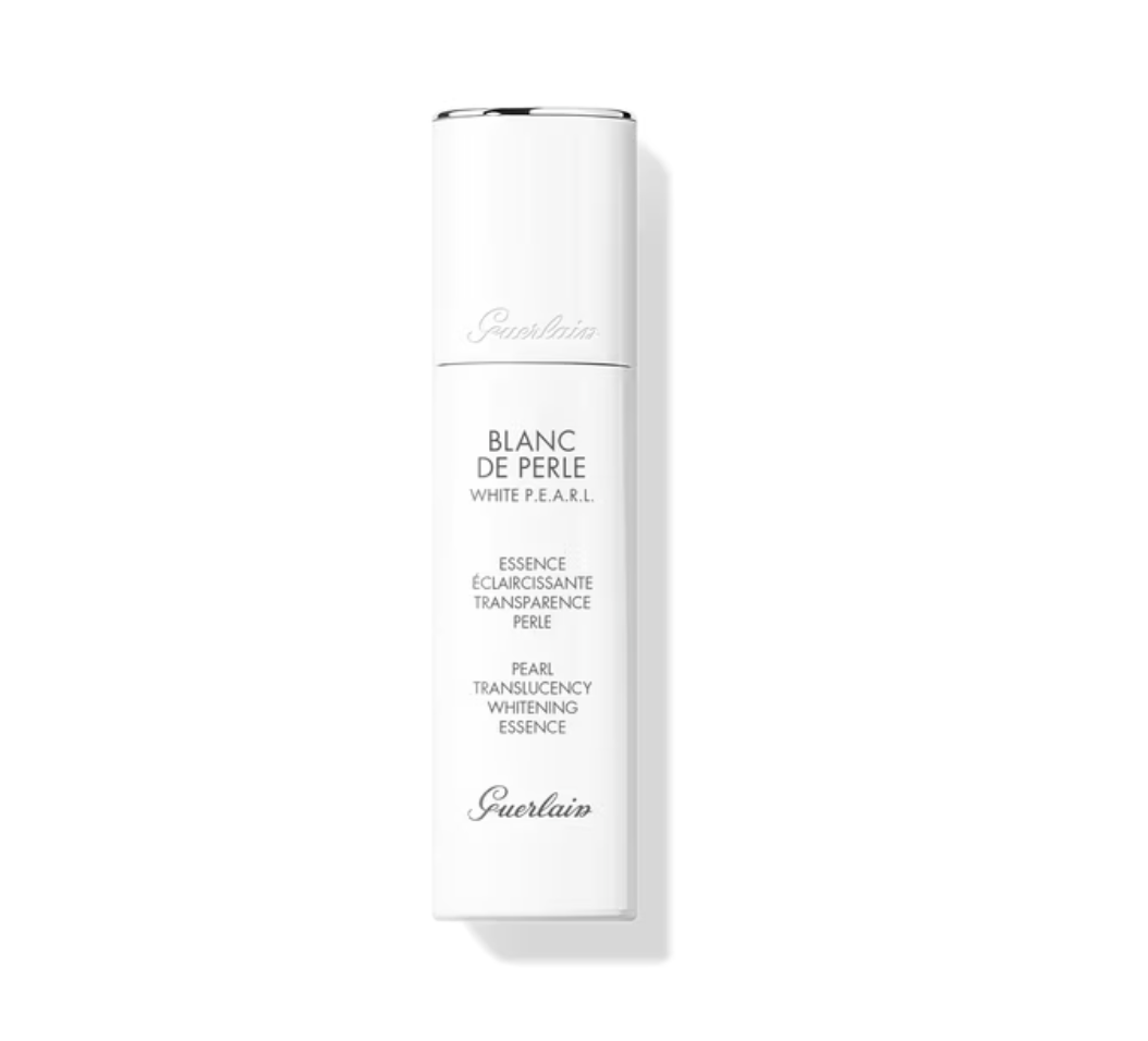 Эссенция Blanc de Perle от Guerlain с высокой концентрацией комплекса P.E.A.R.L. воздействует на кожу изнутри и обладает тройным отбеливающим эффектом: 
– активно борется с пигментными пятнами, делая их менее заметными и предотвращая появление новых; 
– разглаживает неровности на коже, придавая ей сияние;
– оказывает успокаивающее действие, обеспечивая коже любого типа, в том числе чувствительной, максимальное ощущение комфорта.
Изо дня в день кожа становится светлее и наполняется сиянием.