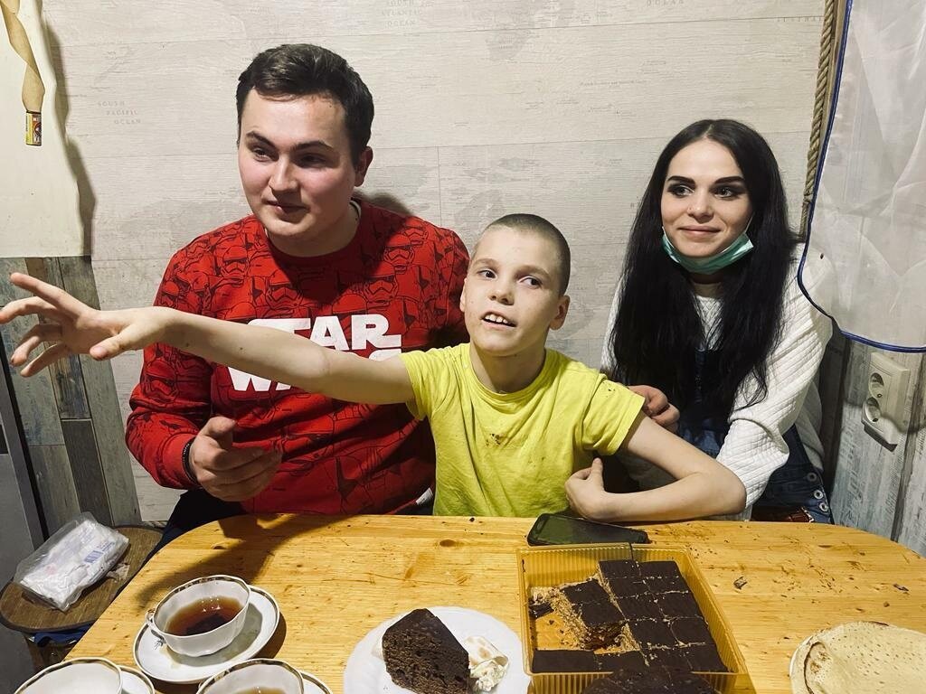 Волонтёры с Чесноковым Сашей