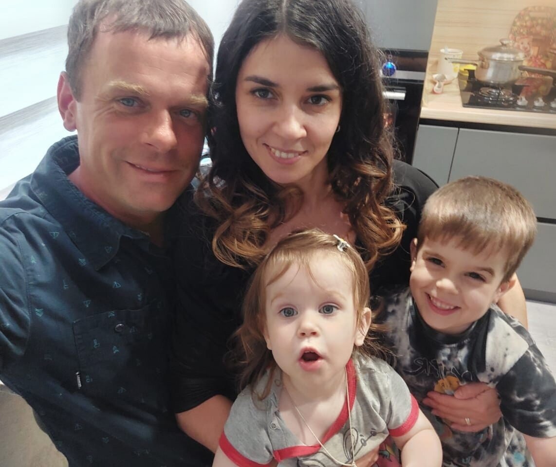  Привет! Меня зовут Евгения, и я рада приветствовать тебя на своей странице.
Мне 38 лет, и я являюсь счастливой мамой двоих деток. Некоторое время назад работала юристом, но с рождением детей все изменилось. А когда родился второй ребенок, я поняла, что нужно что-то менять в жизни.
Декретный отпуск показал, насколько я хочу иметь контроль над своим временем. Честно говоря, уже не хочется тратить драгоценные часы на дорогу в один душный и, признаться, не всегда комфортный офис. Счастье и успех в карьере можно найти в ином направлении.
Я решила найти работу, которая позволила бы совмещать материнство и профессиональный рост.
Изучив кучу информации о работе на фриланс и взвесив «за» и «против», я решила пойти учиться на контент-менеджера, параллельно проходила вебинары о таргете, smm, копирайтинге.
Сейчас я начинаю собственный путь, в котором буду реализовывать себя как профессионал. Хочу быть самой лучшей версией себя — успешной и независимой. При этом оставаться мамой, которая рядом.
Дети — мое всё, поэтому стараюсь уделять им максимум внимания и заботы. Идея фриланса дала возможность быть с ними, не пропускать важные моменты и в то же время продолжать карьеру.
Я убеждена, что реализация творческих и деловых идей может происходить и вне офиса. Именно поэтому выбираю свободу действий, которая позволит контролировать время и достичь новых вершин в карьере.
Теперь мой путь лежит в создании и развитии качественного контента в сети интернет.
Я готова воплотить свои идеи в жизнь и помочь тебе в продвижении ниши для успешного развития.
Ты ведешь свою страничку, но у тебя нет нужных результатов?
Тогда приглашаю тебя присоединиться ко мне на этом пути. Люблю писать тексты, статьи, создавать разные виды контента, поэтому со мной у тебя не будет проблем с наполнением страницы разнообразным контентом.
Будет обязательно интересно и весело! Будем вместе создавать, расти и достигать новых высот.