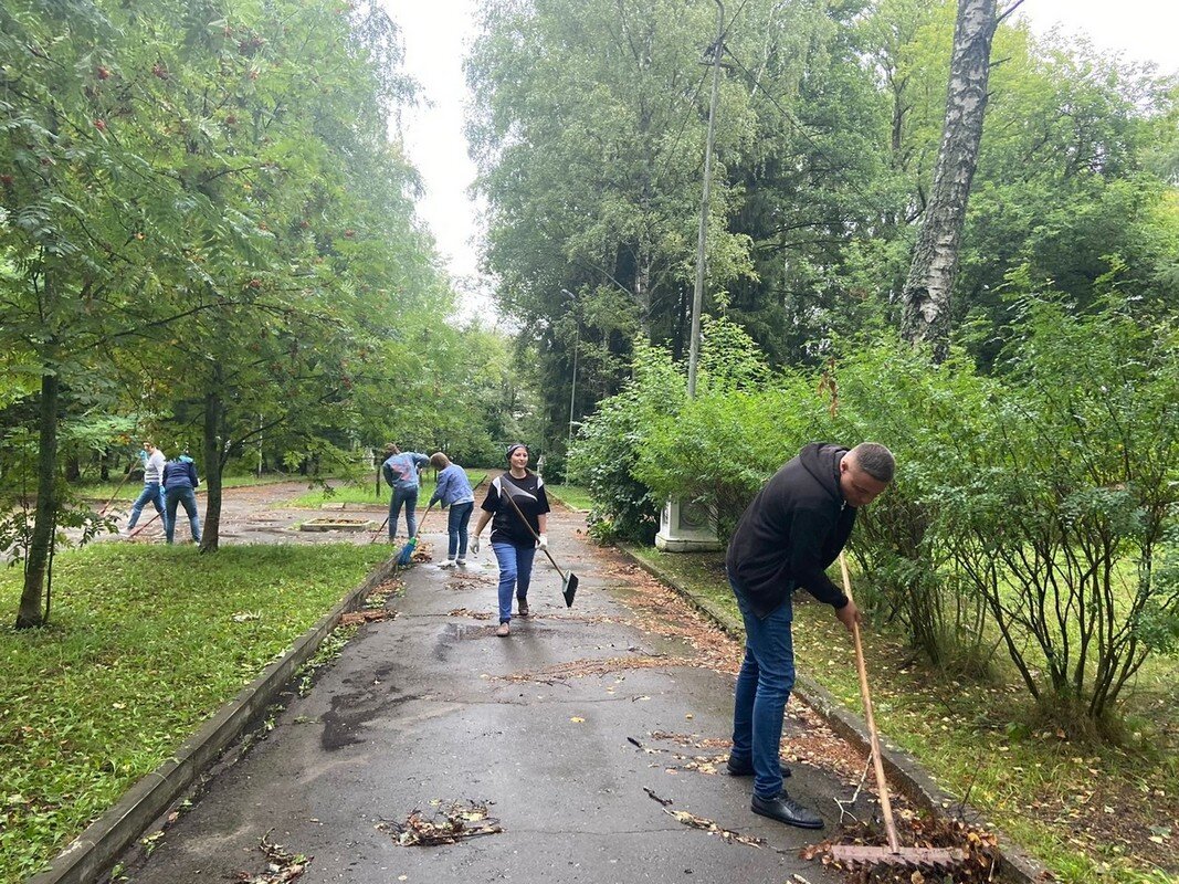    Принуждение к труду: в XXI века брянские чиновники вышли на субботник с дедовскими граблями и лопатами avchernov