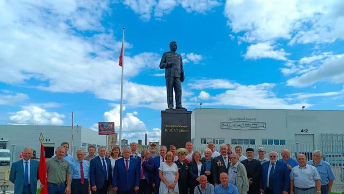     Памятник Иосифу Сталину открыли на территории завода «Микрон» в Великих Луках Псковской области. Средства на установку этого памятника собирал фонд «Русский витязь».
