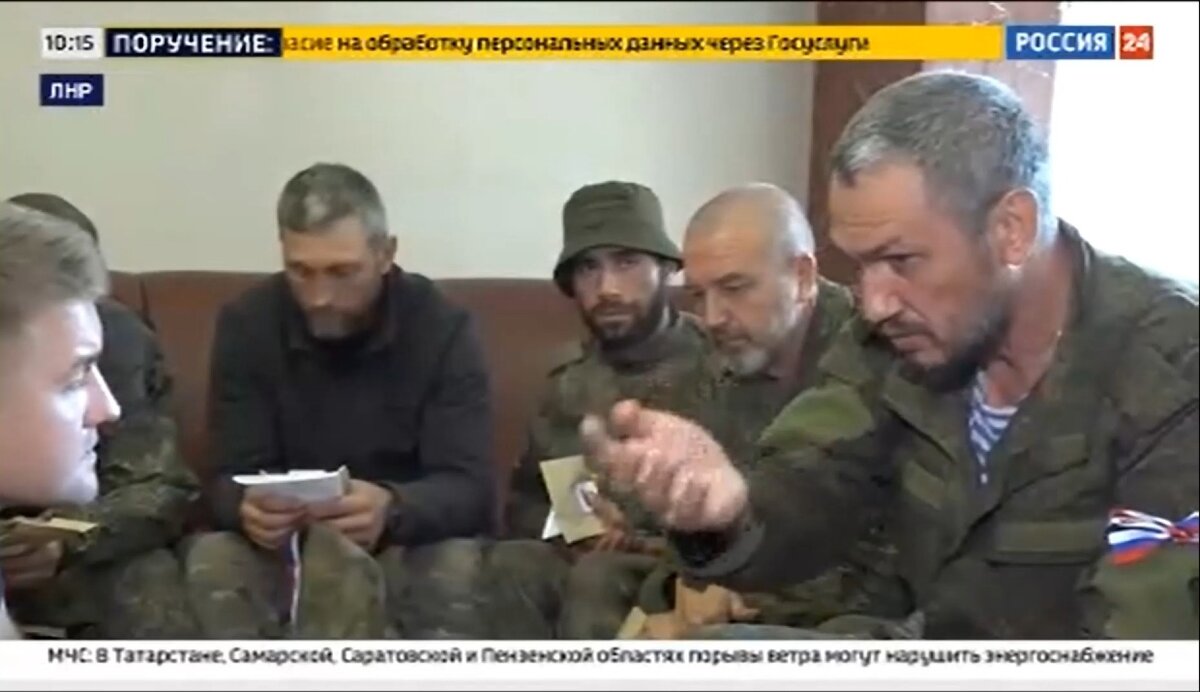 Вышедшие из Красного Лимана бойцы жалуются в интервью журналисту Россия 24 о том, что в течении 3-х часов запрашивали артиллерийскую поддержку, но так ее не получили.