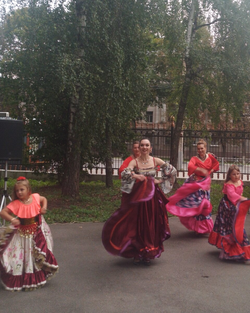 Летним, августовским вечером, в воскресенье,  небольшой "пятачок" на входе в Центральный парк Тулы, со стороны улицы Первомайской, превращается в настоящую, танцевальную площадку.-10
