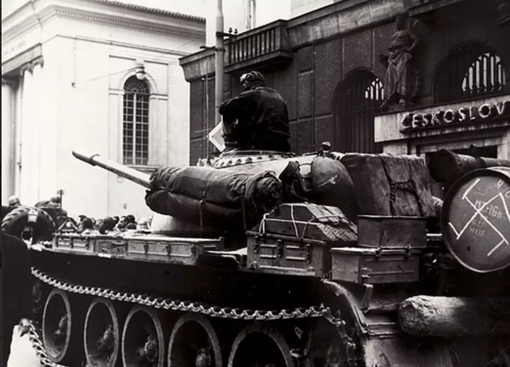 Создание чехословакии. Чехословакия 1968 мостоукладчик. Советская армия в Праге 1968 года. Ввод войск в Чехословакию 1968.