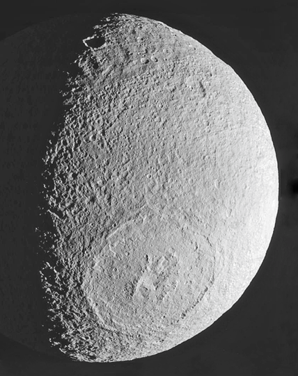 Тефия, кратер Одиссей, диаметр 450 км. Снимок космического  аппарата «Кассини-Гюйгенс», NASA, ESA, ASI, 2010 г.