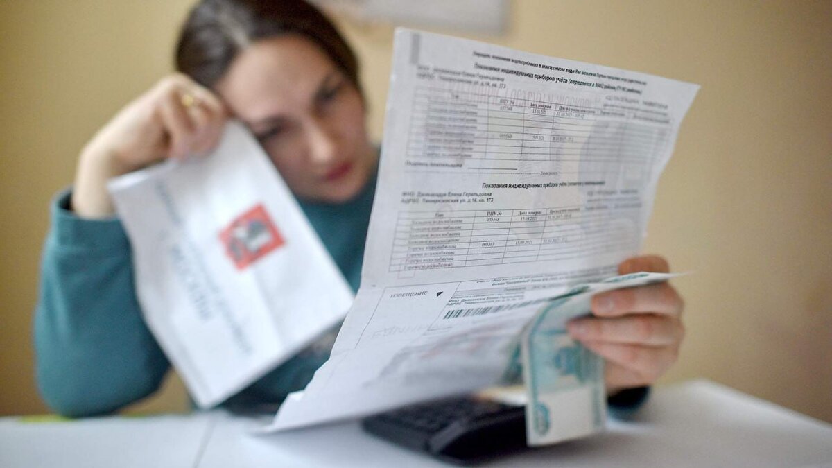 ⚡️В России поднимут цены за коммуналку на 9,8% — правительство РФ обнародовало планы повышения тарифов.

— Тарифы на пассажирские перевозки железнодорожным транспортом, за исключением пригородных перевозок вырастут на 10,75% с 1 декабря 2023 года.

— Тарифы на ЖКХ для населения вырастут с 1 июля 2024 года, совокупный платёж граждан за коммунальные услуги вырастет не более чем на 9,8%, окончательные размеры платежей установят власти в каждом регионе.

— Средняя платёжка за ЖКХ на семью из трёх человек, проживающих в квартире 50 квадратных метров, вырастет на 500-550 рублей, пояснили в Минэкономразвития.
