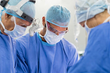 В первую очередь следует определить, что такое туберкулема легких — это клиническая форма туберкулеза, объединяющая различные по патогенезу казеозные и некротические образования округлой формы (до 1–2 см в диаметре). Как правило, туберкулома одна, но в некоторых случаях обнаруживаются множественные очаги в легких. Из-за инкапсуляции образования заболевание протекает без симптомов, что затрудняет диагностику и лечение туберкуломы, и имеет хроническую форму; при разрушении капсулы возбудитель заболевания поражает здоровые легочные ткани и приводит к обострению патологии. От формы течения зависит, заразен или нет носитель болезни.