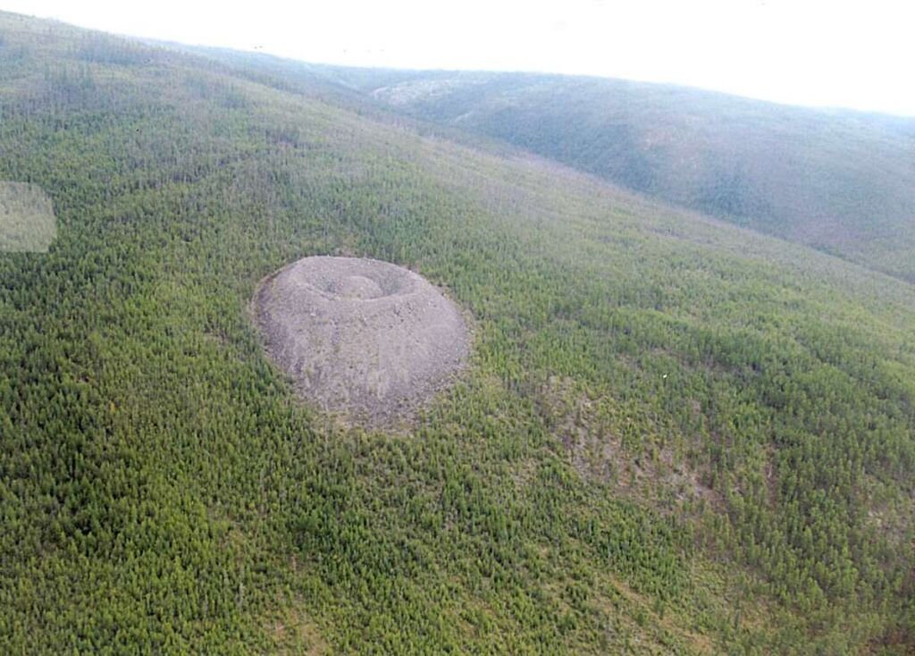  Патомский кратер находится в Бодайбинского районе на севере Иркутской области.