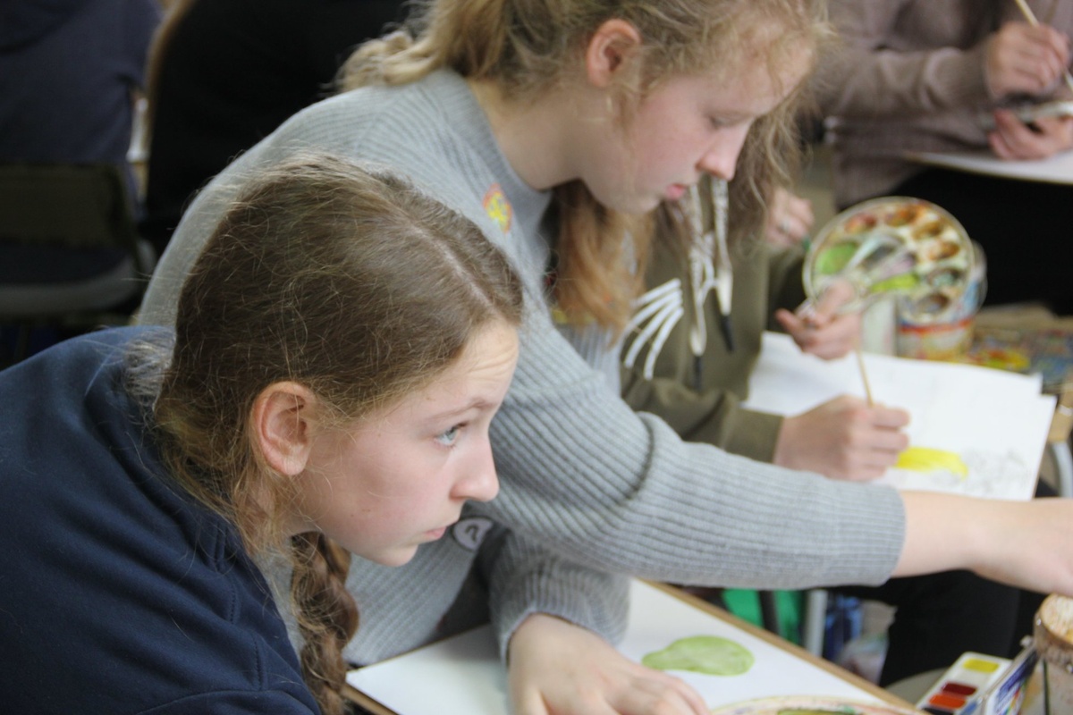 На фото ученицы 3го курса Школы Дизайна "Мальчик.ru" Даша Пугач и Полина Толкун