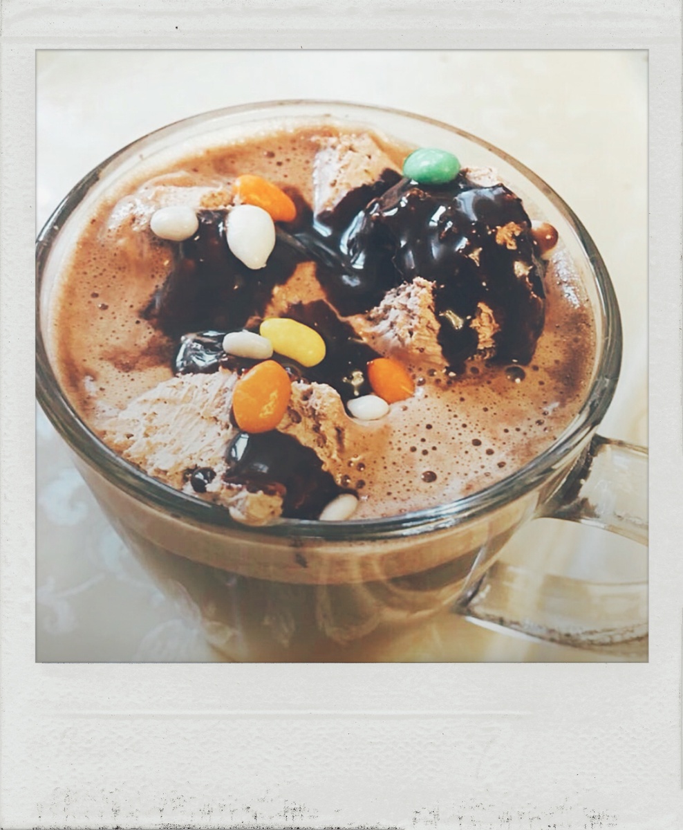 кофе со сливками, семечками в глазури и шоколадным сиропом.