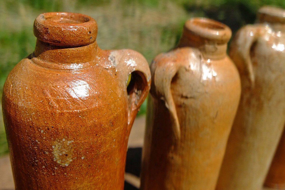 Горшок для русской печи. Керамическая бутылка. Глиняная бутылка. Старинные глиняные бутылки. Немецкие глиняные бутылки.