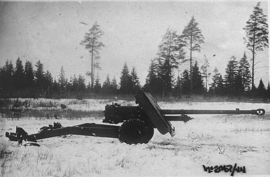 76,2-мм пушка QF 17-pounder была создана в 1942 году. К тому моменту стало ясно, что имеющиеся орудия не могут полноценно противостоять новым тяжелым танкам Германии