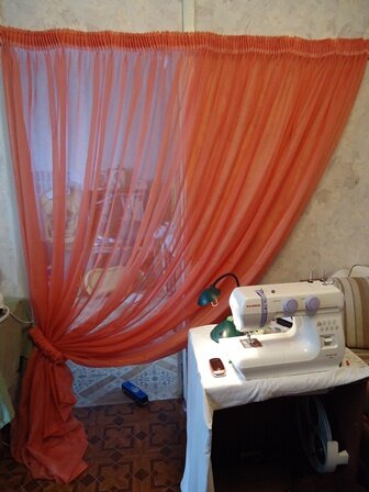 
Как правило, в крупных салонах, ткани поставляются из разных городов или стран, дос­тавка которых производится в довольно длительные сроки от двух до четырех недель. И, естественно, на доставку уходят немаленькие суммы, которые добавляются к стоимости ткани. А чем нам не нравятся более дешевые ткани? Недостатком «бренда»? Но это же не повлияет на внешний вид Ваших штор! Самое главное – кто, и с каким настроением Вам эти шторы изготовил! Почему мы должны платить за всякие значки и картинки, когда нам нужно лишь одно – это создать комфортное существование для себя любимых и наших род­ных…
