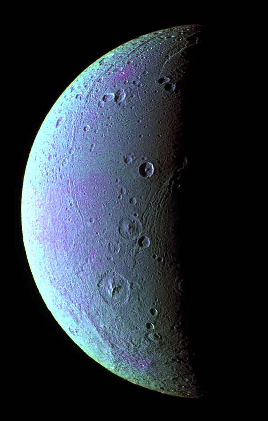 Тектонические разломы и кратеры на Дионе 