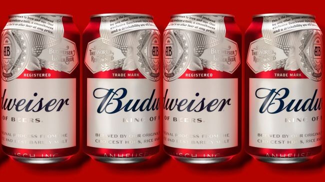 JKR New York обновил оригинал логотипа Budweiser от 1860 года, а также разработал другие ключевые активы бренда