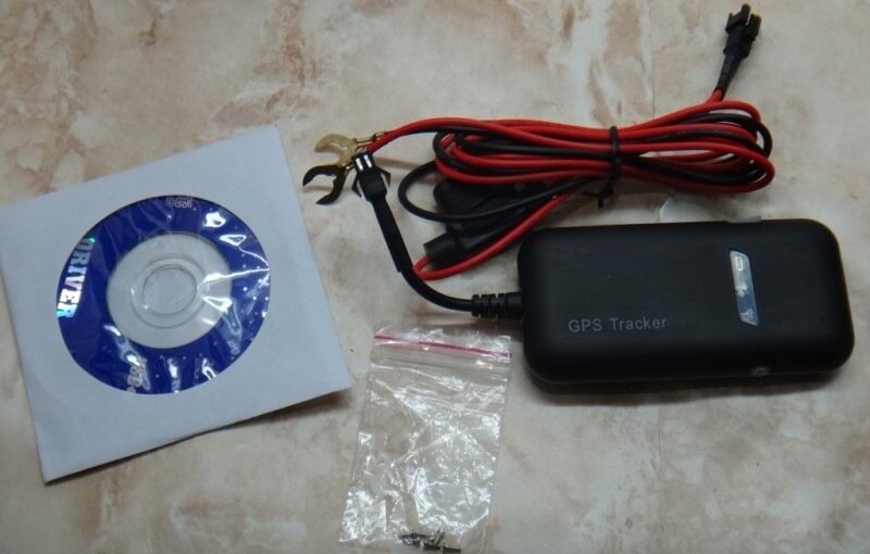 Всё что было в упаковке.
Мини CD с гордым именем DRIVER .Винтики не запасные, это винтики дабы мы могли закрепить части трекера между собой. Трёхметровый провод питания. На одном конце которого «уши» под винты, на другом пластиковый разъем с защелкой.