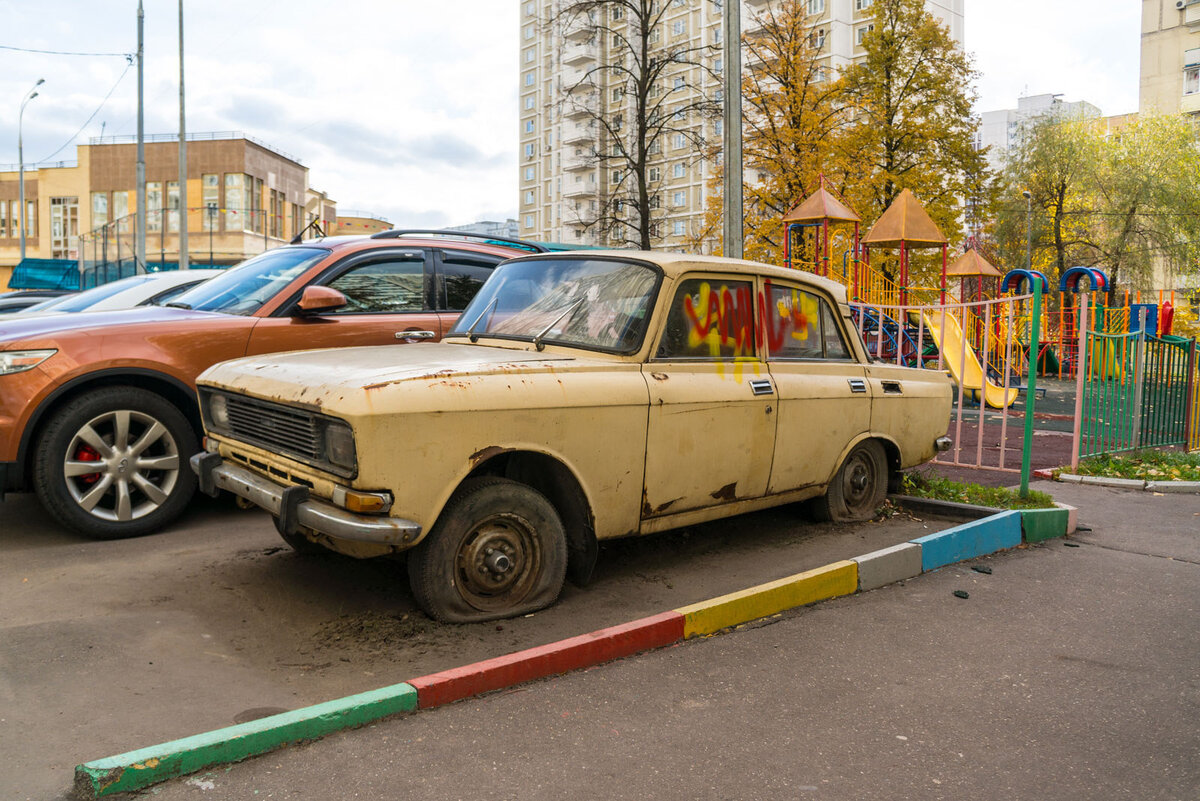 Брошенная машина занимает место во дворе: как её легально убрать? |  АвтоБерег | Дзен