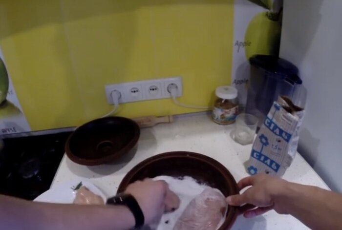 
Емкость щедро посыпать солью и обвалять в ней мясо.
