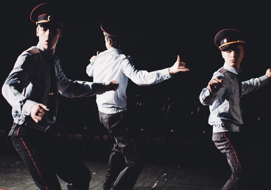 Dance policemen. Полиция танцы. Танцующие полицейские. Полиция танцует. Танец милиционера.