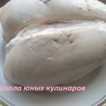 1. Куриную грудку отварить так, как указано тут.