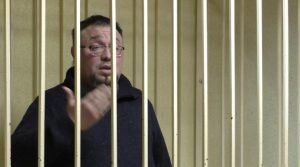 Уже сами эти обстоятельства заставляют общественность задаваться в объективности и законности следствия по следующим причинам:
Данная мера пресечения — исключительная. Она применяется тогда, когда лицу грозит лишение свободы более чем на 3 года, и только при отсутствии условий для избрания иной, более мягкой меры пресечения; не допускается заключение под стражу лиц, подозреваемых или обвиняемых в совершении перечисленных в п. 1.1 ст. 108 УПК РФ преступлений в сфере экономики, если эти преступления совершены в сфере предпринимательской деятельности. Между тем заключение под стражу может быть избрано в качестве меры пресечения и в выше перечисленных случаях, то есть по преступлениям в сфере предпринимательской деятельности и по делам, по которым может быть назначено наказание в виде лишения свободы менее 3 лет, при наличии одного из следующих оснований:
1.отсутствует постоянное место жительства в РФ;
2.не установлена личность подозреваемого или обвиняемого;
3.нарушена ранее избранная мера пресечения;
4.подозреваемый или обвиняемый скрылся от органов предварительного расследования или суда.
Срок содержания в СИЗО до суда составляет 2 месяца, но если расследование не было окончено в положенный срок, суд вправе продлить этот срок до 6 месяцев.
Если лицо подозревается или обвиняется в совершении тяжкого или особо тяжкого преступления, а само дело является достаточно сложным и объемным, срок нахождения в СИЗО может быть увеличен до 12 месяцев.
По версии следствия, Куприянов якобы мог ставить неправдоподобные диагнозы и на их основе склонял клиентов брать кредиты на экзотические медицинские услуги , что вообще скорее предмет гражданского иска об оказании услуг ненадлежащего качества , а не предмет уголовного разбирательства.
Также в суде было заявлено, что находясь на свободе, Куприянов, имеющий квалификацию врача-психиатра, может оказывать психологические давление на потерпевших и свидетелей по делу.
При этом не понятно, под какое из приведенных в Законе оснований подпадает Куприянов,бывший просто наемным сотрудником МЕД-ЛАЙФа и почему к нему отнеслись как к серийному убийце или особо опасному террористу, при том, что следствие никак не препятствовало благополучному отъезду из Брянска учредителя и генерального директора скандальной клиники. При этом непосредственно перед устройством Куприянова на работу в клинику её несколько раз проверили местные контролирующие органы и никаких нарушений в её работе не нашли…