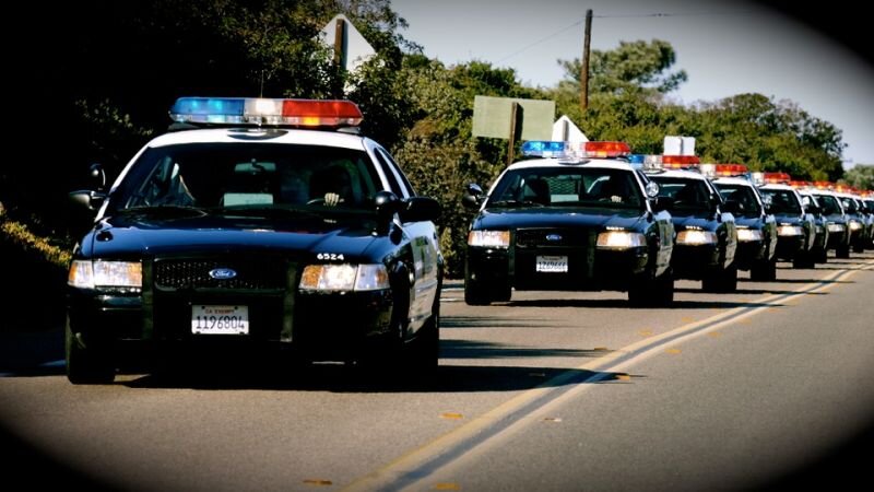 Мощный и широкий полицейский автомобиль. Рамная конструкция кузова делает машину невероятно устойчивой к столкновениям. Но несмотря на прочность, очень прихотлива к маслу - замена производится каждые 3 тыс.км. Селектор КПП расположен на рулевой колонке, как на большинстве американских автомобилей, выпущенных до девяностых годов.