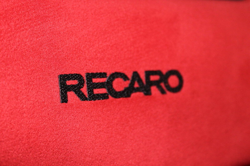 Анатомические поддержки сидений обеспечивают удобное расположение в кресле, спортивный стиль подчеркивает слитная конструкция передних подголовников.