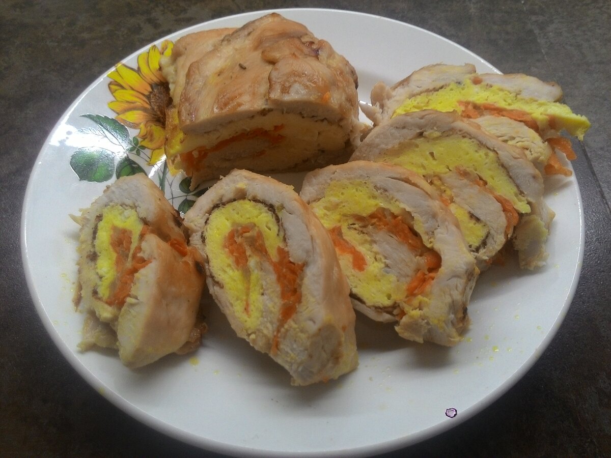 Рулет из курицы с омлетом