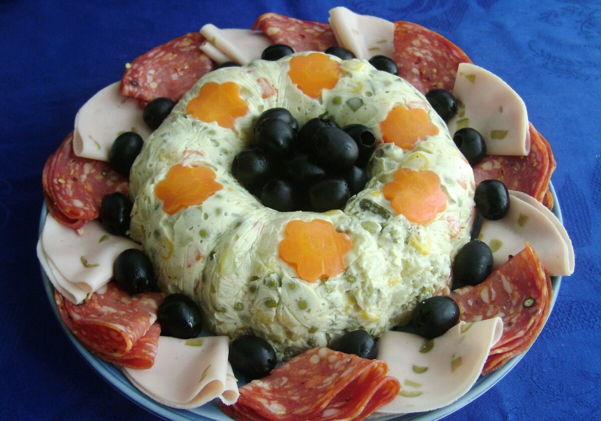 "Русский салат" в Италии часто подают с мясной нарезкой.