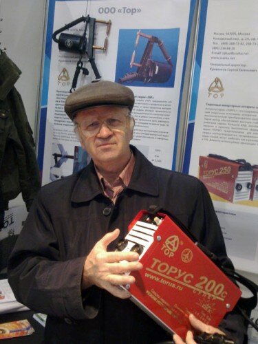 Два года назад у нас в деревне подводили газ и у  экскаватора-траншеекопателе лопнула щека хобота, на котором крепится  ковш. Толщина щеки 40 мм и ширина порядка 180 мм. Пришлось оказывать  помощь, чтобы не останавливалась работа по прокладке газа. Обратились ко  мне как к сварщику. И когда я вышел с Торусом-200 на плече, все  газовики несколько были удивлены и высказали своё мнение по вопросу  возможности качественной сварки такой малышкой. Впечатление быстро  изменилось, когда я проварил первый проход электродом МР3С диаметром 5  мм. И больше не высказывалось сомнений, а на против - газовики  предложили своему руководителю взять это оборудование на вооружение.  Сварку я провёл нормально, и работа продолжилась. Через год я вновь  встретился случайно с этим экскаваторщиком в другой деревне, и он с  благодарностью отметил, что более не было разрушений по месту ремонта. 
  
 "Лично я считаю этот источник Торус-200 очень удачной моделью,  превосходящей по технико-эксплуатационным характеристикам зарубежные  аналоги, а уж по цене и говорить не приходится."  С уважением и  благодарностью производителям и разработчикам, кандидат технических  наук, специалист в области плазменной обработки металлов в сварочном  производстве В. И. Астахин  