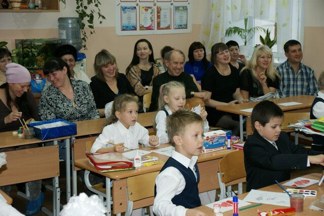 Классное собрание в начальной школе. Родители в школе. Открытый урок в школе. Дети с родителями на мероприятии. Открытое занятие в школе с родителями.