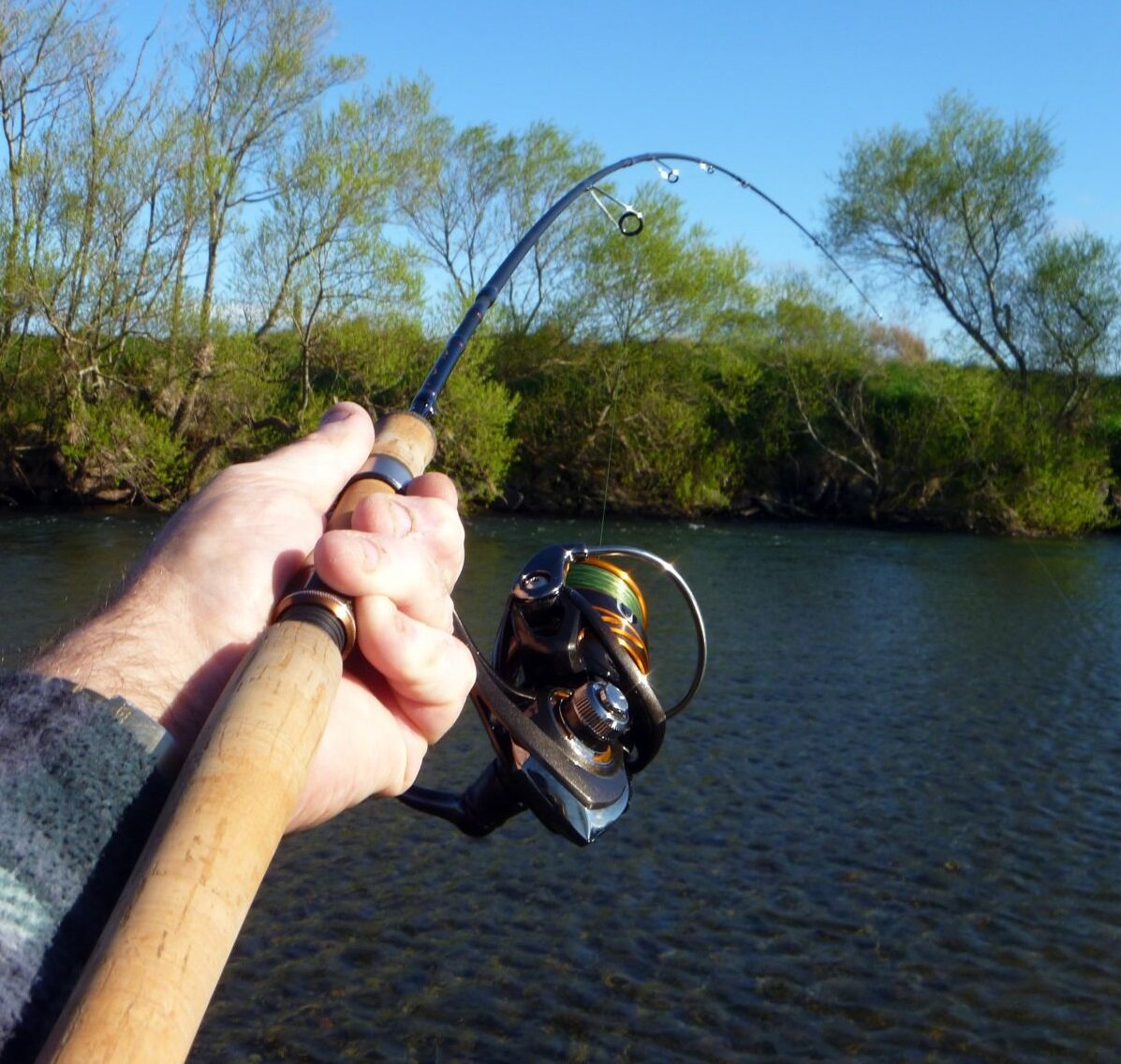 Спиннинг где ловить. Daiwa Silver Creek. Спиннинг. Ловля на спиннинг. Спиннинг на реке.