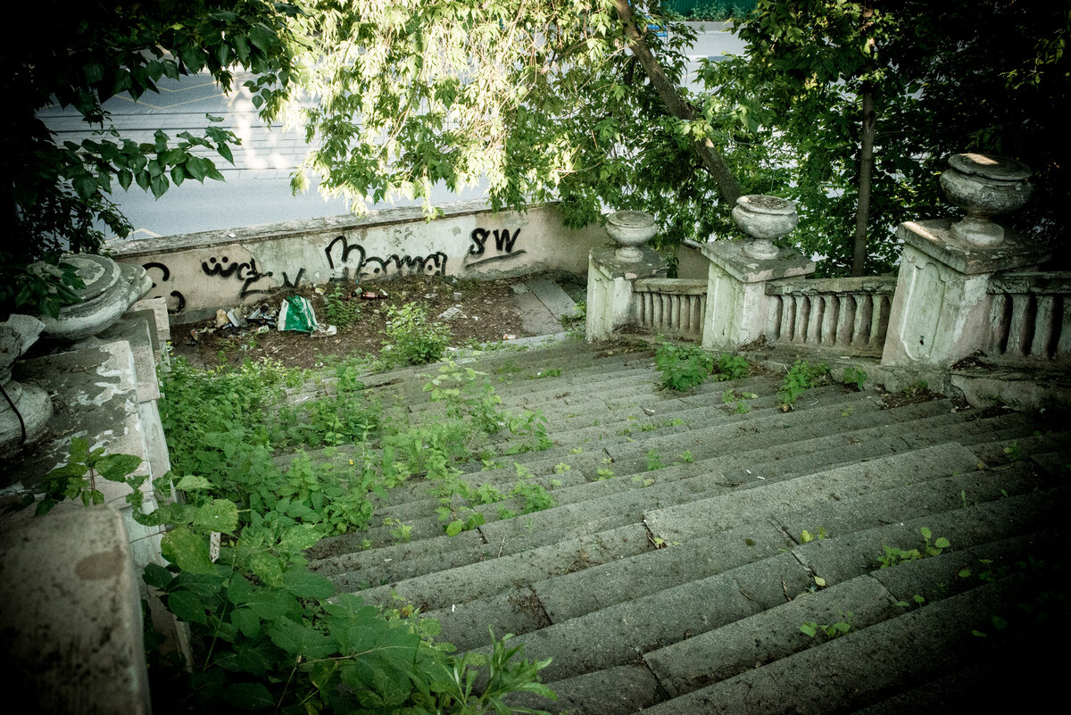 ... а это его парадная лестница, которая повидала много всего — от толп детишек-пионеров, спешащих сюда на занятия по авиамоделированию до посетителей ночного клуба «Шанс», который в 90-е находился в этом здании.  Адрес: улица Волочаевская, дом 11/15 стр. 1.