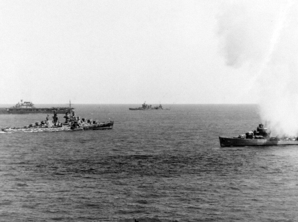 USS Hornet (СV-8) ("Шершень") и его ордер перед Битвой при Мидуэе. Именно в этой битве адмиралом Франком Джеком Флетчером впервые была реализована на практике система, ставшая впоследствии традиционными для американского флота Авианосными ударными группами. Каждый из трех американских авианосцев имел свою сильную группу охранения и действовал на достаточном расстоянии от других кораблей. В результате японцам понадобилось 3 атаки на авианосец "Йорктаун", чтобы вывести его из строя, в то время как три японских авианосца, скученных в одной группе, были выведены из боя буквально одним удачным налетом американцев (это была их 4-я крупная атака). (Im. source: Wiki)