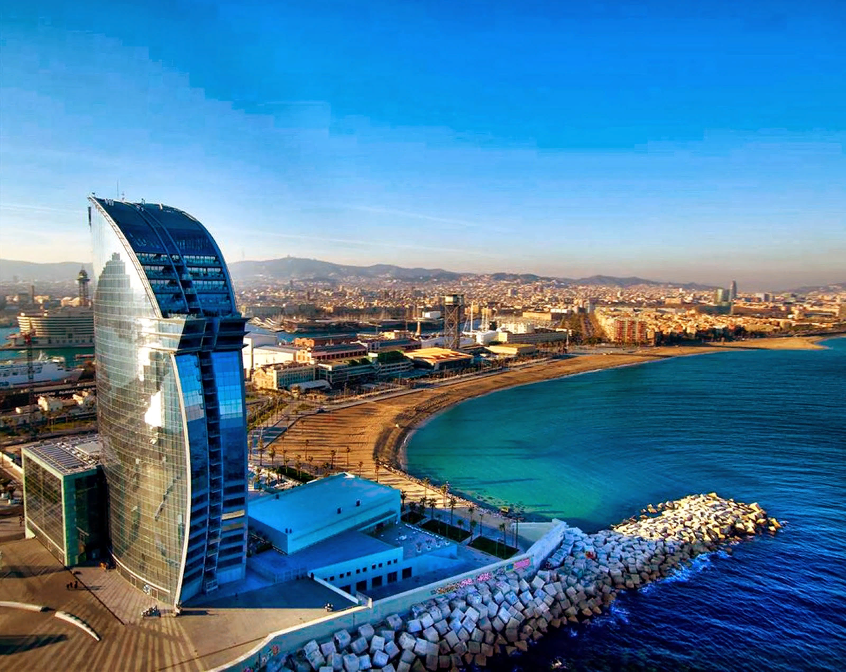 Вид на пляжи Барселоны.