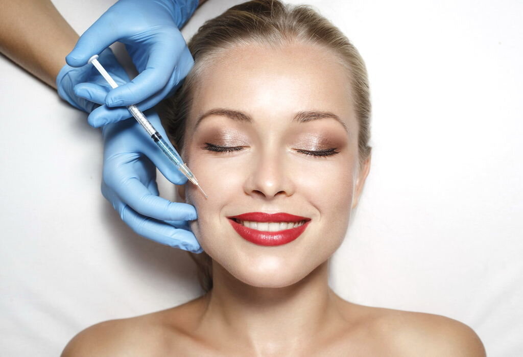 Практически каждая девушка либо прибегала к услугам эстетической медицины, либо планирует посетить косметический кабинет. Гиалуроновая кислота, филлеры, ботокс – наиболее известные препараты, которые позволяют разгладить кожу, избавиться от мимических морщин, а также изменить формы лица и все это без хирургического вмешательства.
В процессе выполнения манипуляций косметологи строго предупреждают: «В баню или сауну — ни ногой!». С чем связано такое «табу на пар», и что может произойти, если после «инъекций красоты» человек не выдержит и все-таки посетит парилку?