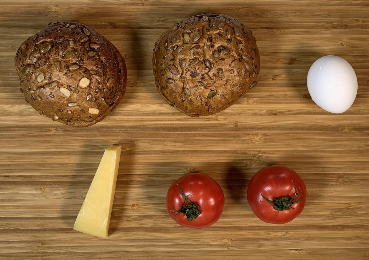 Ингредиенты для горячих бутербродов с помидорами