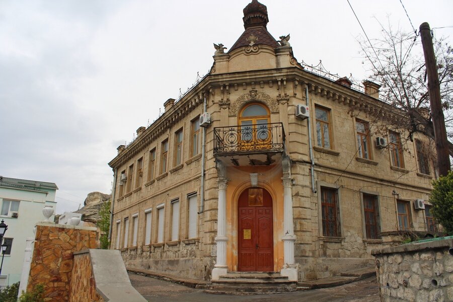 Дом в бахчисарае. Дом Пачаджи Бахчисарай. Дом купца Дмитрия Пачаджи. Дом купца Пачаджи Бахчисарай Крым. Жилой дом купца Дмитрия Пачаджи в Бахчисарае.