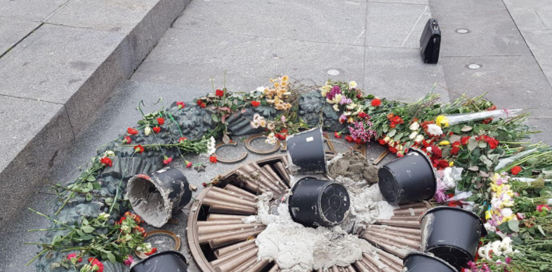 
Вечный огонь в Киеве, который вандалы в ноябре 2017 года залили цементом 