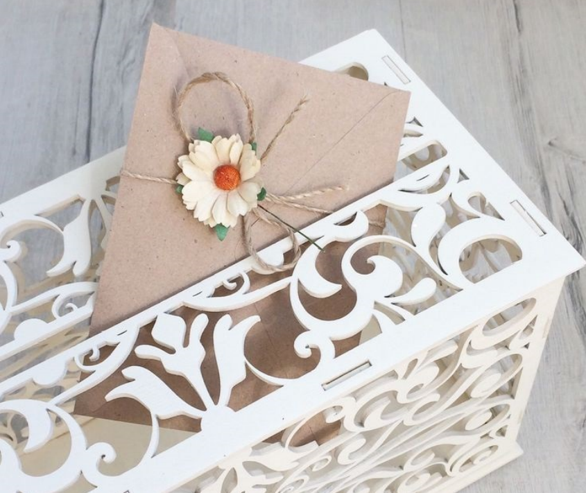 Подготовьте ёмкость для конвертов с подарками