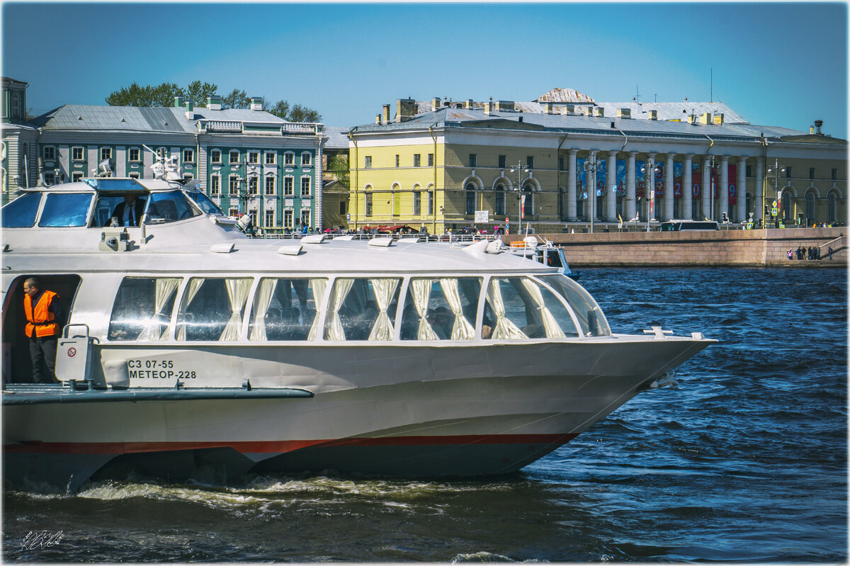 Метеор санкт петербург петродворец. Теплоход метеор до петергофа. Теплоход до петергофа. Метеор петергоф кронштадт. Метеор корабль питер.