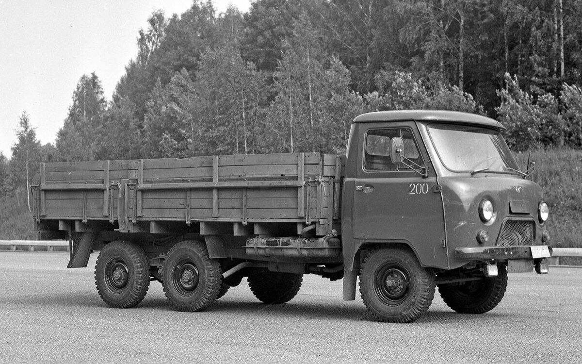 Трехосный грузовик УАЗ-452ДГ