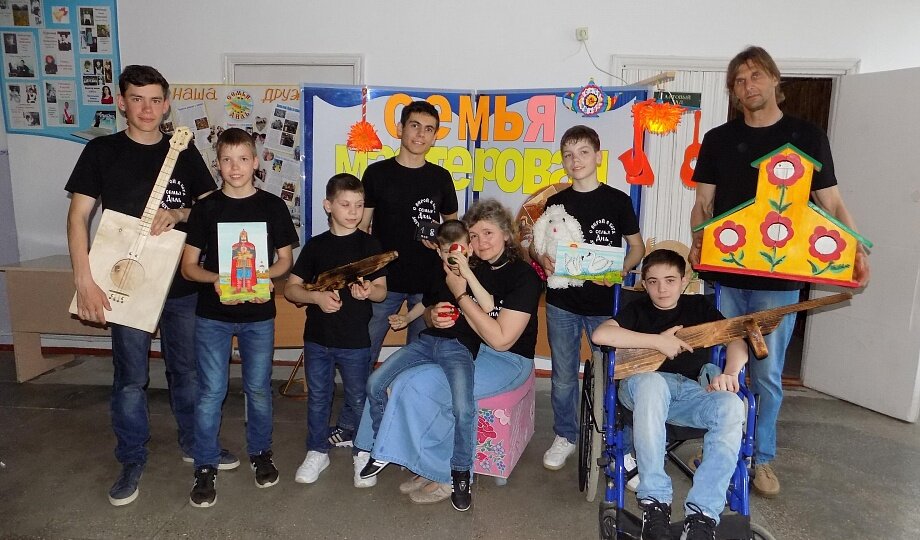  В рамках реализуемой программы в музее созданы альбомы «Мои родители – люди разных профессий», «Учитель – профессия главная на земле», «Жизнь на земле венчает труд», где собраны материалы о людях труда, семьях, являющихся примером трудолюбия, их традициях, семейных трудовых династиях. 
В Международный День музеев в школе была открыта выставка «Семья мастеровая», с которой первыми познакомились воспитанники объединений «Юный музеевед» и «Юные историки-краеведы» Центра детско-юношеского туризма и экскурсий, а также их родители – участники программы «Ночь музеев».

Очень важной на сегодняшний день темой является трудовое воспитание в семье - воспитание у детей трудолюбия как нравственной черты, желания работать. Цель выставки семейного творчества – пропаганда трудового воспитания в семье. Среди задач данного проекта – представление результатов совместного творчества детей и родителей, распространение положительного опыта трудового воспитания в семьях, поддержка семейного творчества, стимулирование активных семей.

Первыми участниками выставки стала семья Диль Валерия Леонидовича и Ольги Александровны, где сегодня воспитываются 9 приемных детей. Эта дружная трудолюбивая семья представила посетителям выставки свои многочисленные работы – поделки и сувениры, предметы быта, изготовленные собственными руками.

Творчество семьи Диль неоднократно частично представлялось на различных выставках и фестивалях: их красочные газеты, оригинальные фотоальбомы, поделки не раз радовали зрителей и гостей праздничных мероприятий разного уровня.

В таком большом объеме техническое и декоративно-прикладное творчество семьи было представлено впервые. Картины в технике шерстяной живописи, вышитые крестом, выжигание, светильники и корзинки, вазы и игрушки, скворечники и различные украшения, музыкальные инструменты… Также на выставке были представлены предметы быта, мебели. Например, удобный розовый пуфик, изготовленный руками ребят для мамы, кухонные доски, подносы. Металлическую розу выковал в подарок маме Данил, он же сделал из дерева настоящий гребешок. Алексей изготовил из дерева гитару и даже исполнил на ней гостям фрагмент мелодии.

На линейке «Костер Дружбы», посвященной подведению итогов работы школы и детской общественной организации за год, семье Диль вручена Почетная грамота ВОО «Трудовая доблесть России» и подарочный сертификат торговой компании «Мастер» на приобретение новых инструментов для семейной мастерской.

Также Почетную грамоту и подарочный сертификат компании «Мастер» получила семья Куценко. Елена Викторовна и ее дети Евдоким и Алеся на протяжении многих лет представляют свое семейное творчество на всех школьных выставках, а также на районных мероприятиях. Сегодня в каждом из четырех школьных музеев есть экспонат, изготовленный их руками.

Почетная грамота Темрюкского местного отделения ВОО «Трудовая доблесть России» и подарочный набор для творчества получила семья Ворсиных. Четвероклассница Полина вместе с мамой Светланой – мастерицы «золотые руки», их прекрасные поделки из ткани, бумаги и подручных материалов всегда отличаются яркостью и оригинальностью.

За особые заслуги в труде, большое трудолюбие, оригинальность идей, многолетнюю творческую активность и инициативу в честь 5-летия Зала Трудовой славы отмечены педагоги школы № 20 Людмила Сорочинская, Татьяна Вечко, Светлана Швидкая, Ольга Пичкалева, Александр Герасименко, Диана Толстикова, сообщили в пресс-центре школы.

